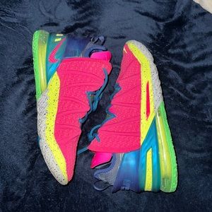 Lebron 18’s “Los Angeles by Night” - men’s Size 9.5